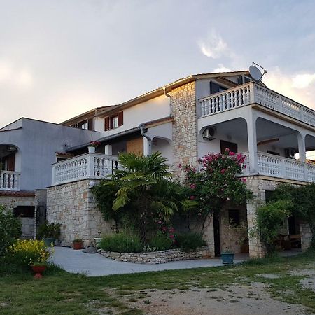 Nada And Family Apartment Ровинско село Екстериор снимка