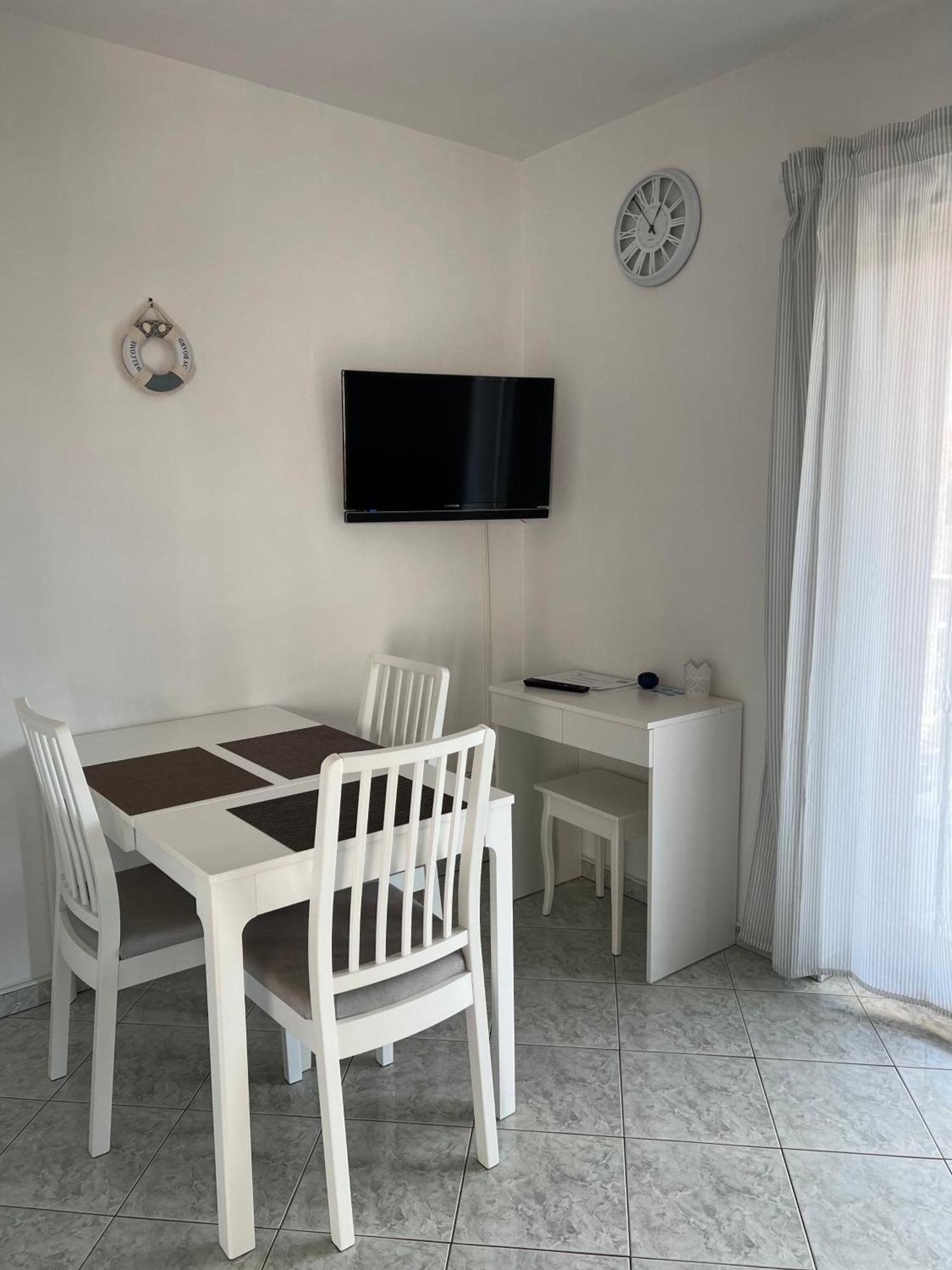 Nada And Family Apartment Ровинско село Екстериор снимка