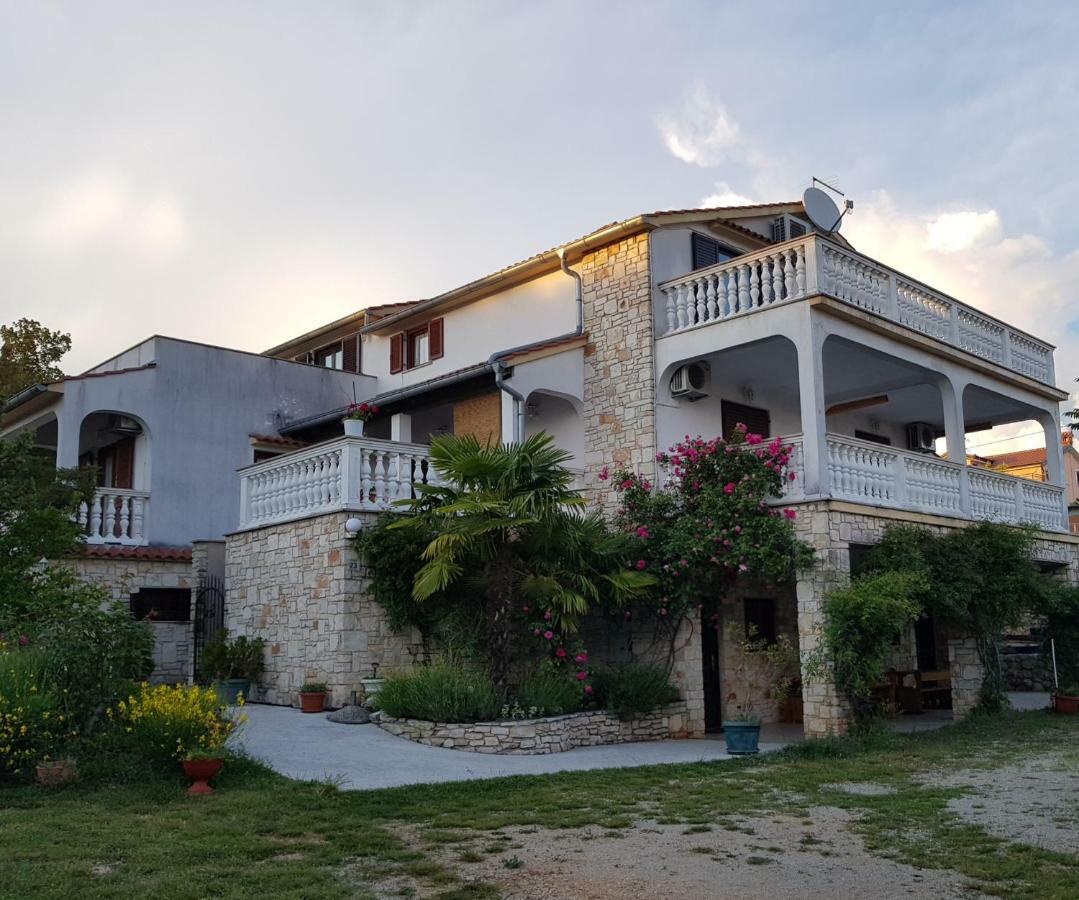 Nada And Family Apartment Ровинско село Екстериор снимка