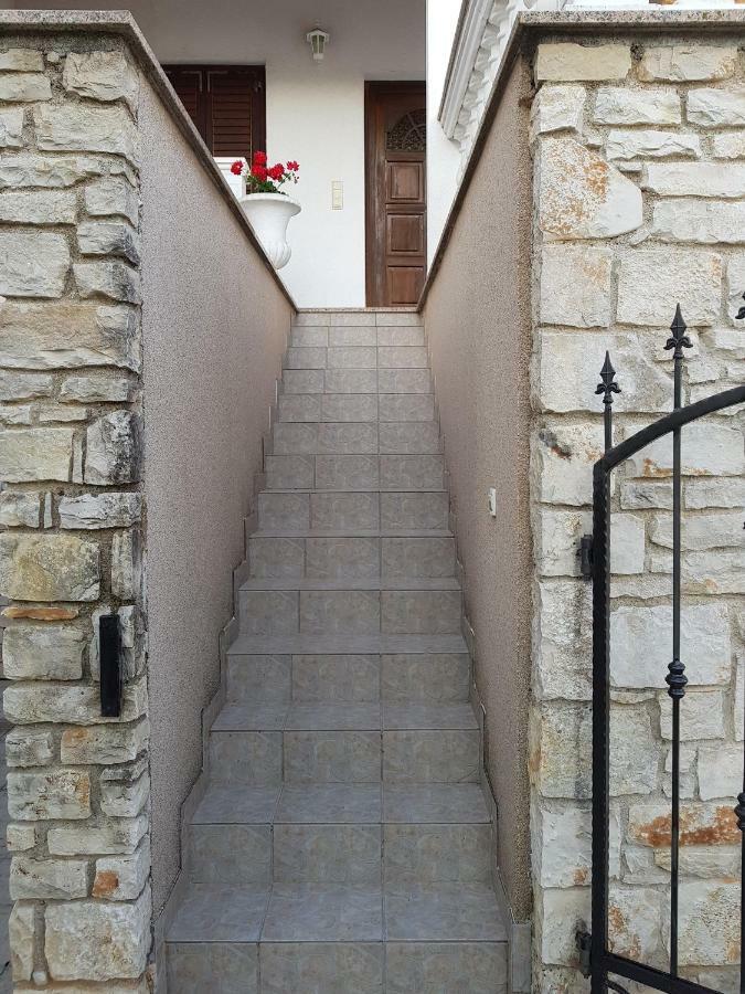 Nada And Family Apartment Ровинско село Екстериор снимка