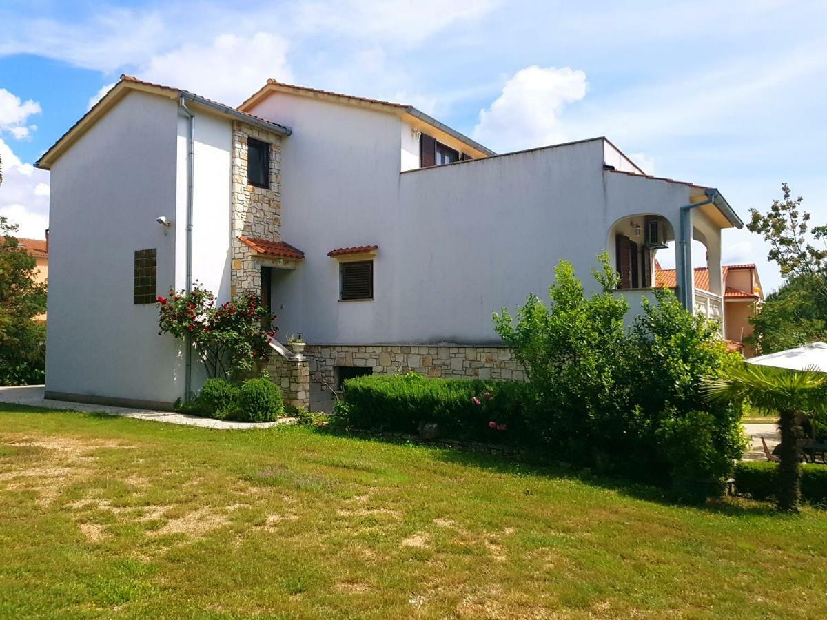 Nada And Family Apartment Ровинско село Екстериор снимка