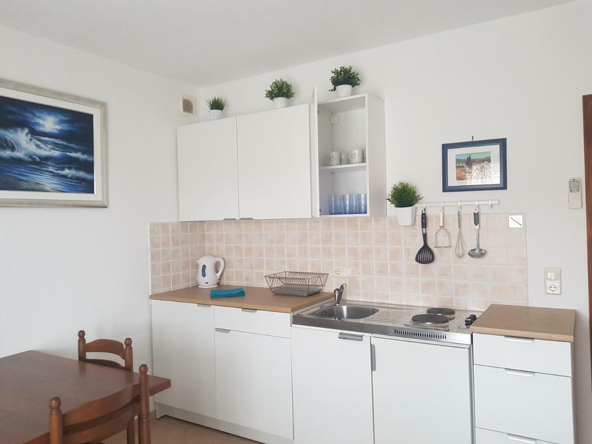 Nada And Family Apartment Ровинско село Екстериор снимка